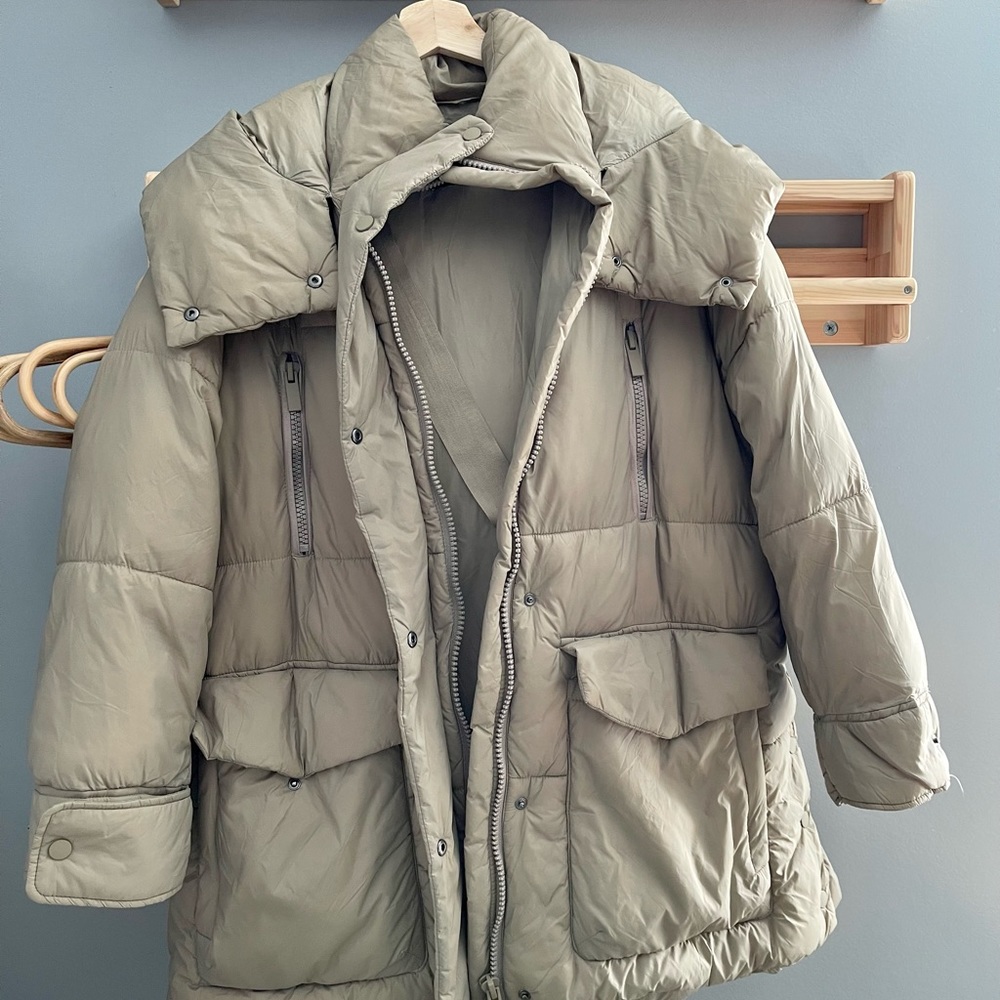 Zara water repellent puffer jacket, front zip closure LIKE NEW!